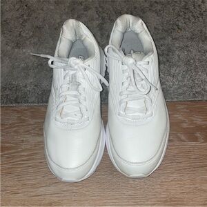 BROOKS Addiction White Leather Pristine Condition Sz 9 /EU 40.5 B